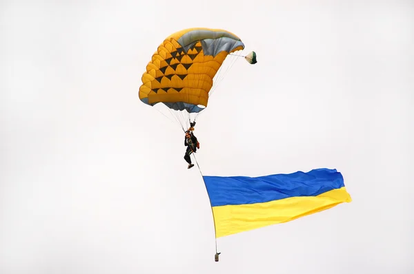 Skydiver (paraşütçü) Ukrayna bayrağı ile. 