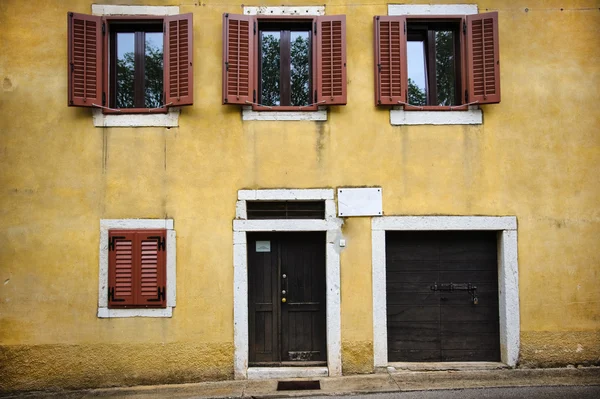 Akdeniz tarzı sokakta bina duvarı