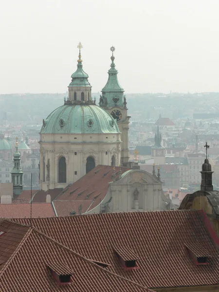 Haze mjuk stadsbilden syn på Prag — Stockfoto