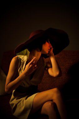 Moda modeli şapka Studio ile