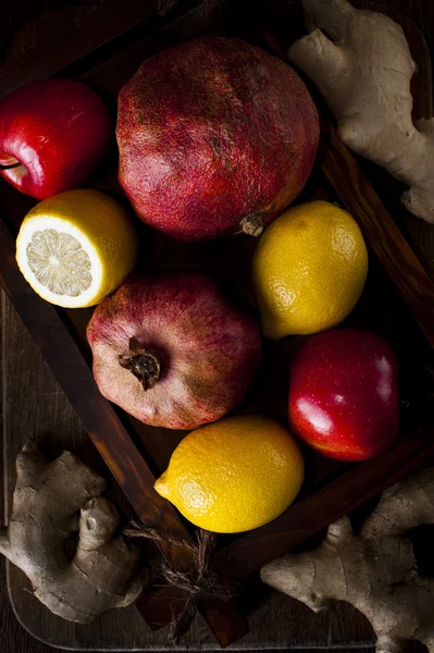 Meyve ve zencefil mutfak masasında