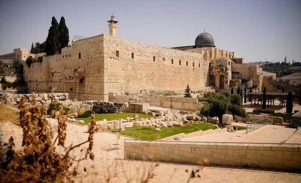 The ancient walls of the temple — Stock Photo, Image