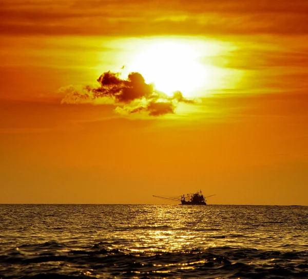 Os marinheiros solitários no mar — Fotografia de Stock