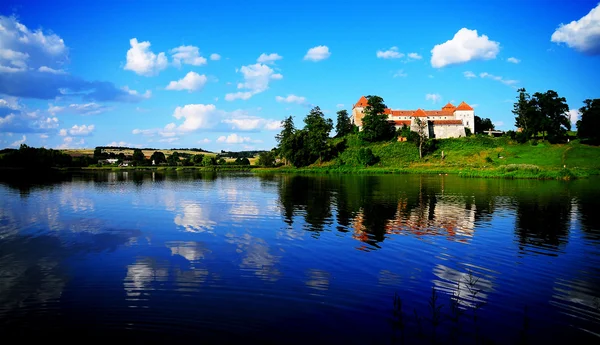 Zamek nad jeziorem — Zdjęcie stockowe