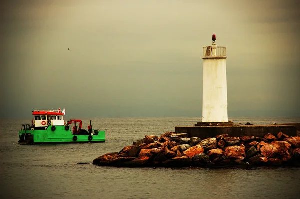 Farol é o assistente dos navios — Fotografia de Stock