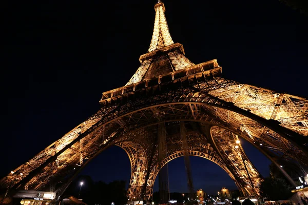 Sob a saia da Torre Eiffel — Fotografia de Stock