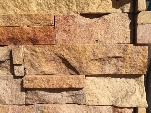 Çatlamış bir taştan bir duvar parçası.