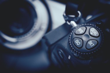 Profesyonel dijital fotoğraf makinesi makro. Kamera düğmesini kapat