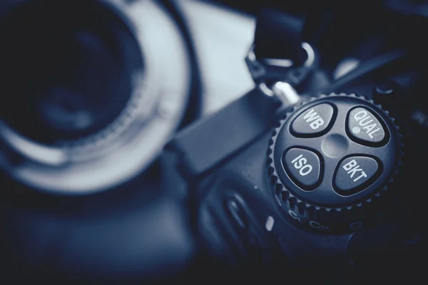 Profesyonel dijital fotoğraf makinesi makro. Kamera düğmesini kapat