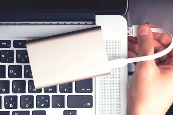 Taşınabilir güç banka güç ile laptop şarj etmek hazır.