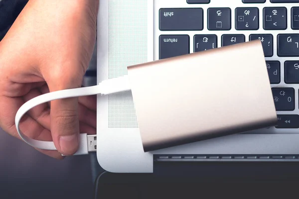Taşınabilir güç banka güç ile laptop şarj etmek hazır.