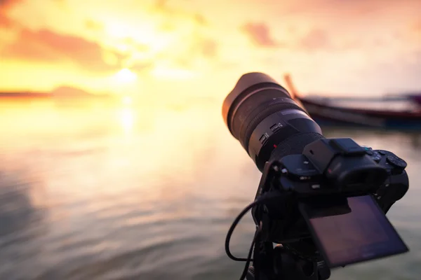 Professional digital camera focus sunrise view at a beach. — Stock Photo, Image