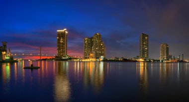 Bangkok nehir alacakaranlıkta modern bina ile yan