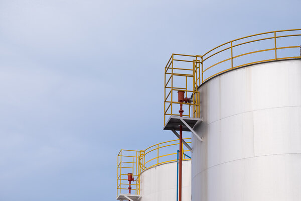 резервуар для хранения нефти в нефтехимической промышленности, тяжелое промышленное предприятие
