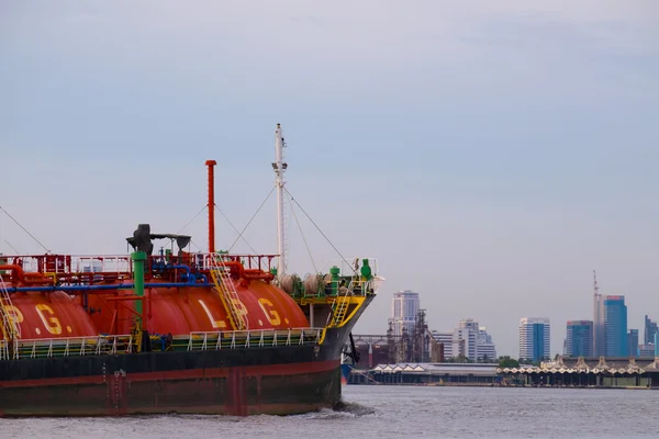 LPG kargo gemisiyle Bangkok Nehri.