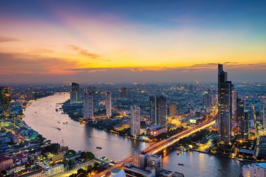 alacakaranlıkta ile modern iş kurma nehir boyunca (Tayland Bangkok ulaşım)