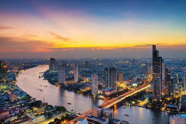 Bangkok doprava za soumraku s moderní kancelářské budovy podél řeky (Thajsko) — Stock fotografie