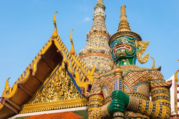 Bangkok, Tayland için Emerald Buddha Tapınağı'nda dev heykel.