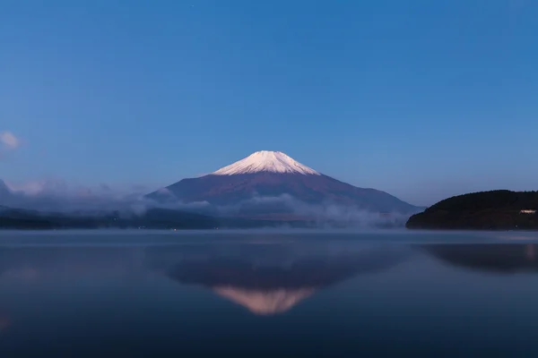 Fuji Dağı Gölü Yamanaka şafakta, Japonya yansıtıyordu..