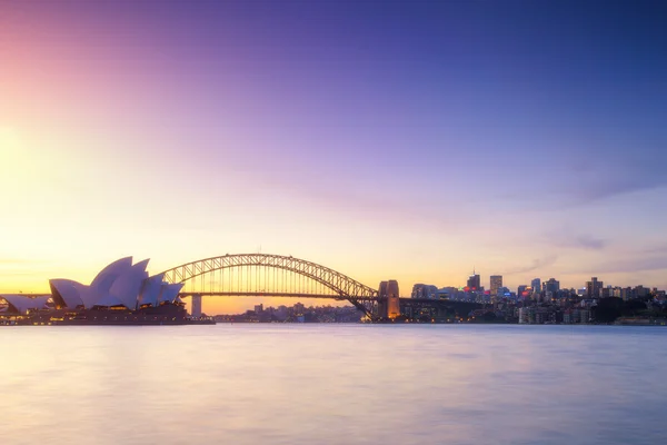 Sydney kväll panoramat beskådar med vackra skymningen himmel. — Stockfoto