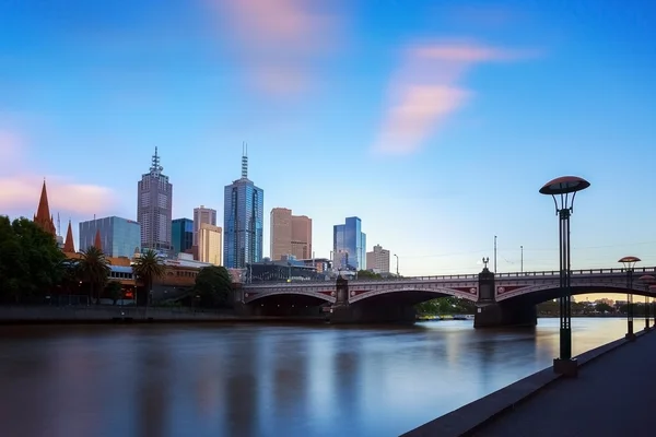 Melbourne şehir ve mavi gökyüzü ile Yarra Nehri