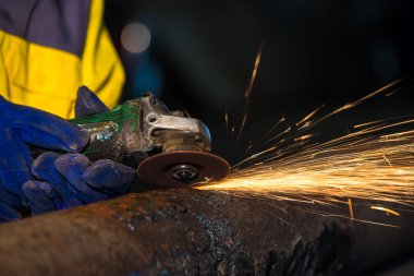 Fabrikadaki çelik yapının elektrik tekerleği gıcırdıyor.