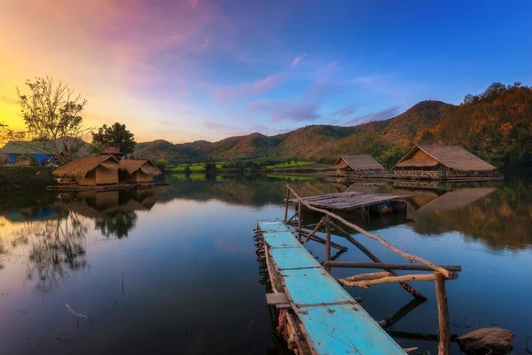 Krásný výhled na jezero (Khao wong zásobníku) ráno — Stock fotografie
