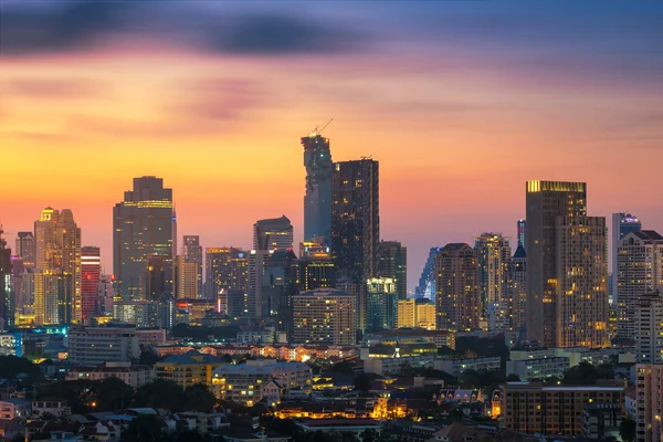 Bangkok şehir merkezindeki otoyol ve modern ofis binaları. Gün batımı gökyüzü ve bulutlar Bangkok, Tayland 'da.