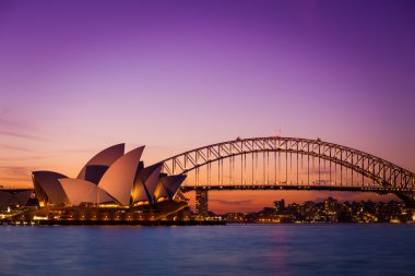 Sydney Australia - 5 Eylül 2013: Opera House görünümünden Bayan Macquarie'nın sandalye 5 Eylül 2013 yılında Sydney, Avustralya - görüntü üzerinde akşam alacakaranlık zamanında