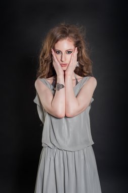 Kız, gri elbise, nutbrown saç, tombul dudaklar, bukleler, uzun saçlı, güzel gözler, gülümseme, düşünceli, güzellik