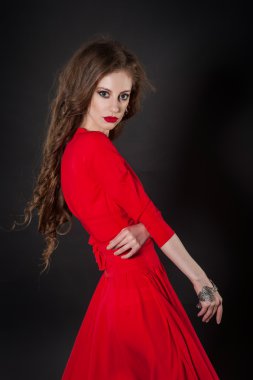 Kız, kırmızı elbise, nutbrown saç, uzun saç