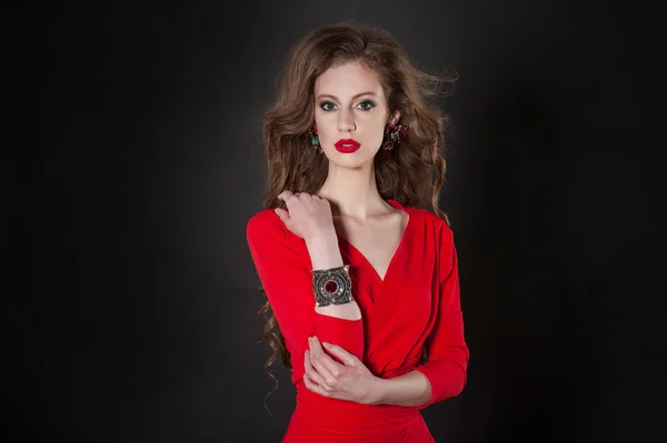 Ragazza, vestito rosso, capelli castani, capelli lunghi — Foto Stock