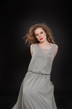 Sarışın, kız, rüzgar, güzellik, mavi gözler, gülümseme, uzun saçlı, kıvırcık saçlı, gri elbise, duygular, kırmızı dudaklar