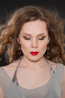 Sarışın, kız, rüzgar, güzellik, mavi gözler, gülümseme, uzun saçlı, kıvırcık saçlı, gri elbise, duygular, kırmızı dudaklar