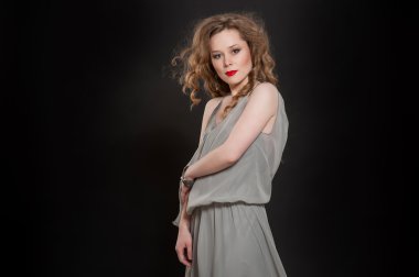 Sarışın, kız, rüzgar, güzellik, mavi gözler, gülümseme, uzun saçlı, kıvırcık saçlı, gri elbise, duygular, kırmızı dudaklar