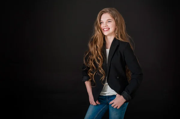 Ragazza, adolescente, sorriso, felicità, sfondo nero, capelli lunghi, occhi azzurri, jeans, capelli ricci, scolaretta. scuola, università, studente, studio, conoscenza — Foto Stock