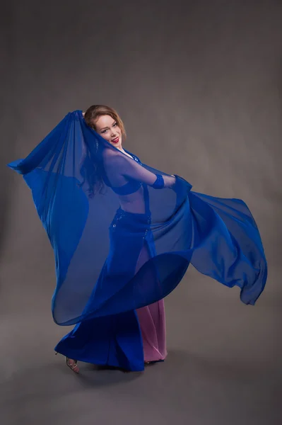 Дівчина танцює в синьому — стокове фото