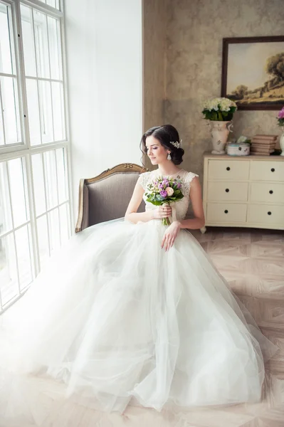 A menina em um vestido de casamento — Fotografia de Stock