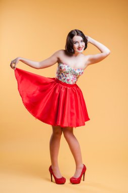 yukarı, özgürlük, mutluluk, dudaklar, sürpriz, zevk, rüzgar, merdiven, duygular, bacaklar, oturur, kahkaha, danslar, merdiven merdiven, gider, atlar, özel, pin-up, kasıtlı