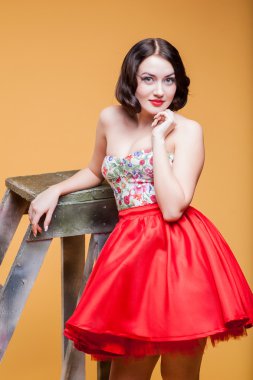 yukarı, özgürlük, mutluluk, dudaklar, sürpriz, zevk, rüzgar, merdiven, duygular, bacaklar, oturur, kahkaha, danslar, merdiven merdiven, gider, atlar, özel, pin-up, kasıtlı