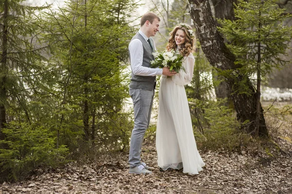 Matrimonio nella primavera in parco con un arredamento — Foto Stock