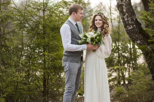 Bruiloft in het voorjaar in park met een decor — Stockfoto