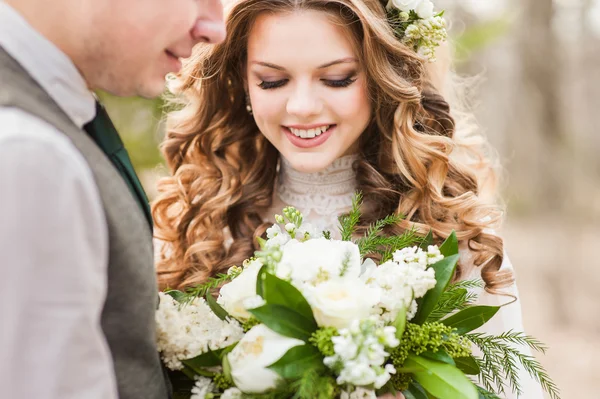 Hochzeit im Frühling im Park mit Dekor — Stockfoto