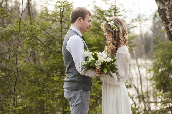 Hochzeit im Frühling im Park mit Dekor — Stockfoto