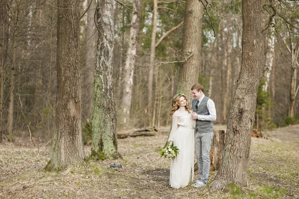 Matrimonio nella primavera in parco con un arredamento — Foto Stock