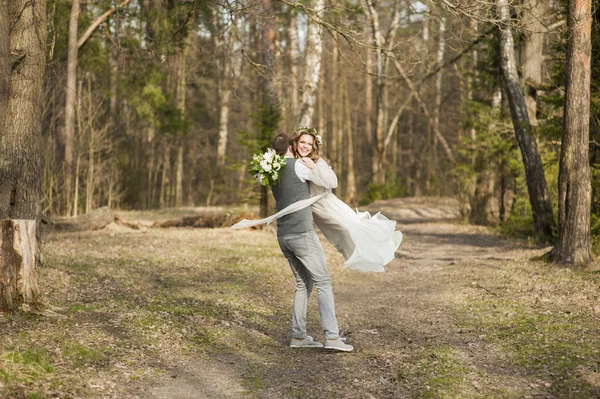 Matrimonio nella primavera in parco con un arredamento — Foto Stock