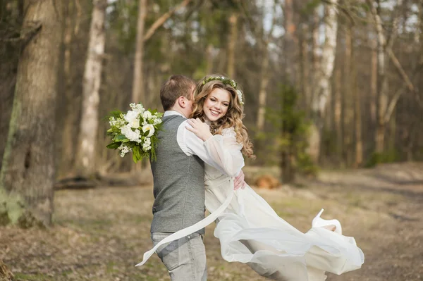 Hochzeit im Frühling im Park mit Dekor — Stockfoto