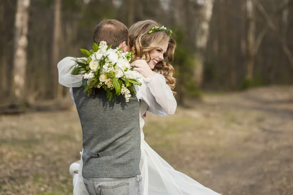 春の装飾が施された公園で結婚式 — ストック写真