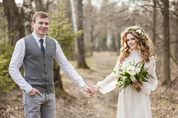 春の装飾が施された公園で結婚式 — ストック写真