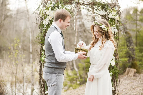 La boda en primavera en el parque con la decoración —  Fotos de Stock